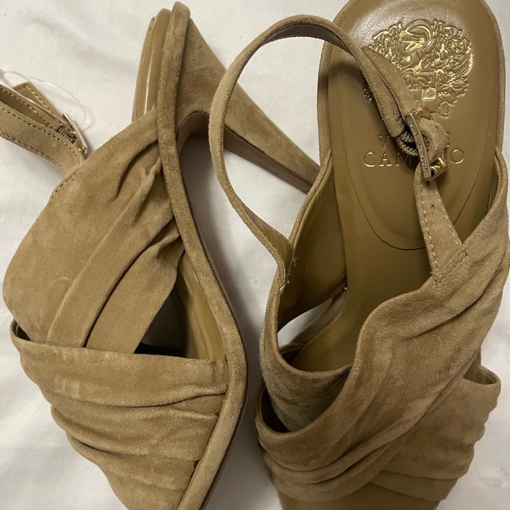 New. Vicent Camuto. Size 81/2 a 91/2. Color toasted cream